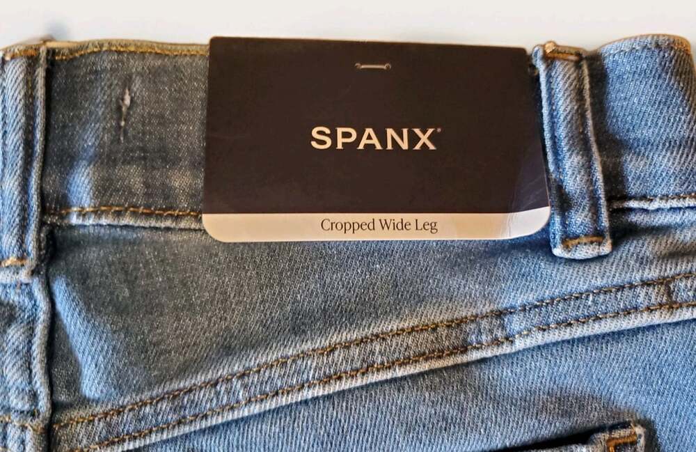NWT SPANX Women's Medium Wide Leg Pull On Denim Jeans Flare Crop Pants - Picture 5 of 6